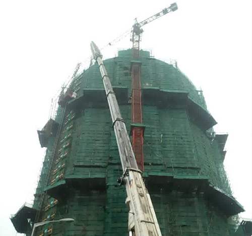 扬中吊车在工地上作业